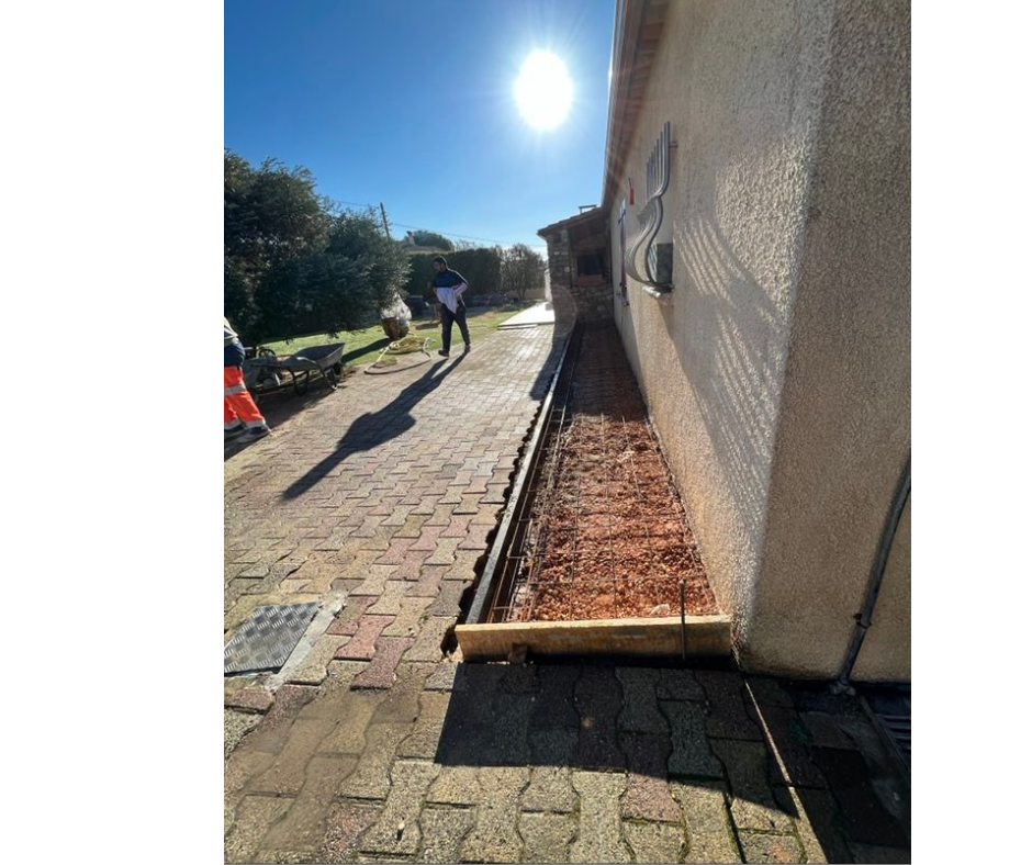 Mur périphérique en cours de construction pour renforcer les fondations