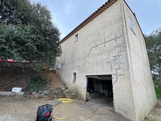 Maison présentant plusieurs fissures en façade avant travaux de réparation