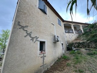 Détail de la technique d’agrafage des murs sur une façade fissurée