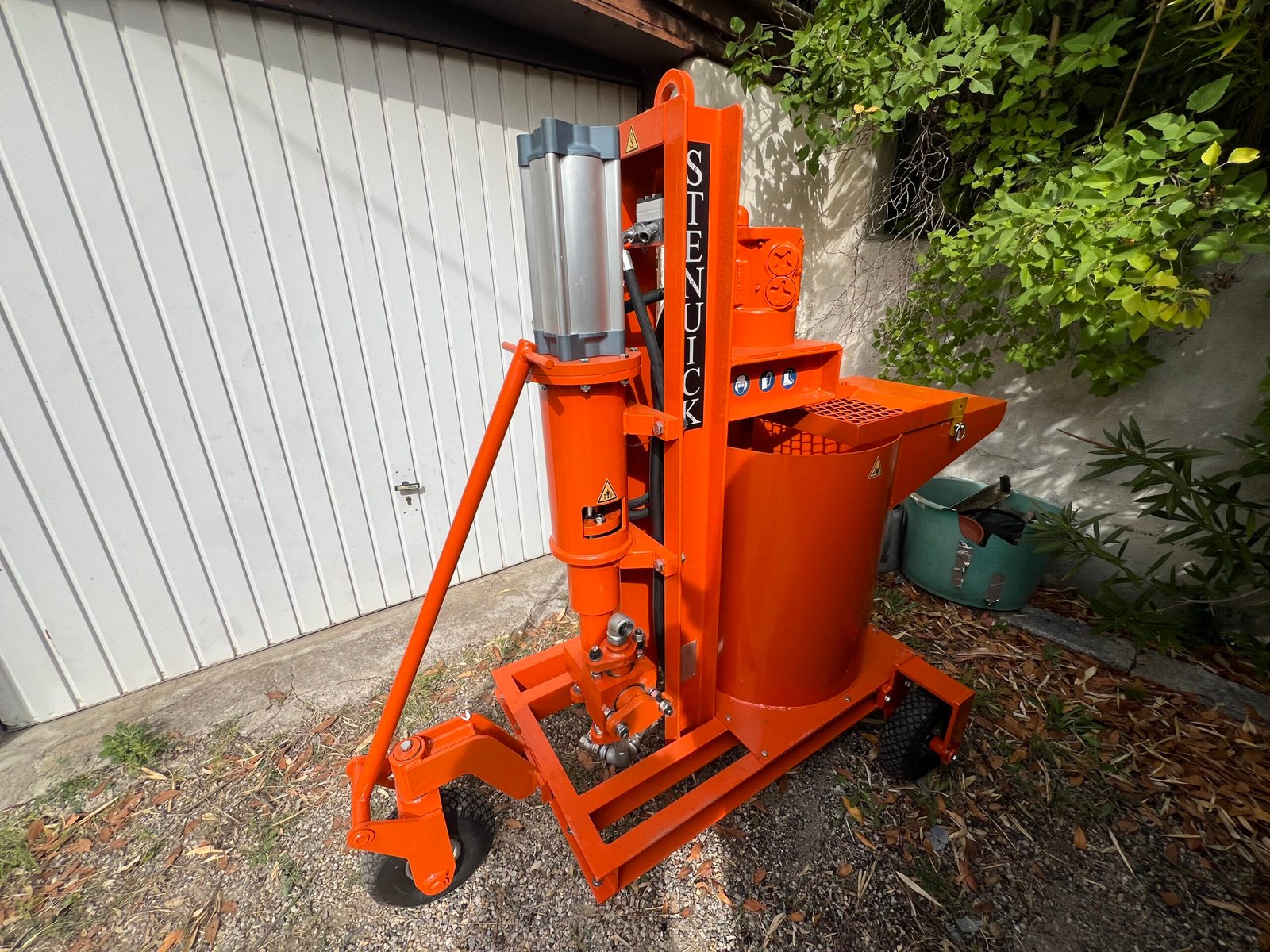 Travaux de consolidation d’une maison fragilisée par la sécheresse : micropieux ciblés, drainage, correction des pentes et reprise partielle des fondations.