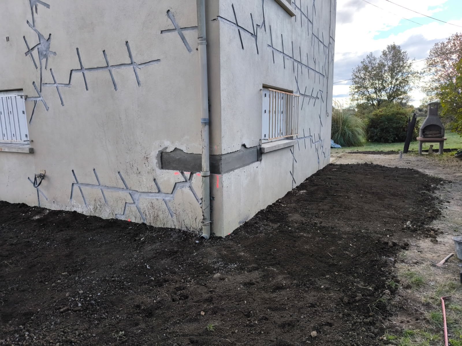 Fissure en escalier sur une façade