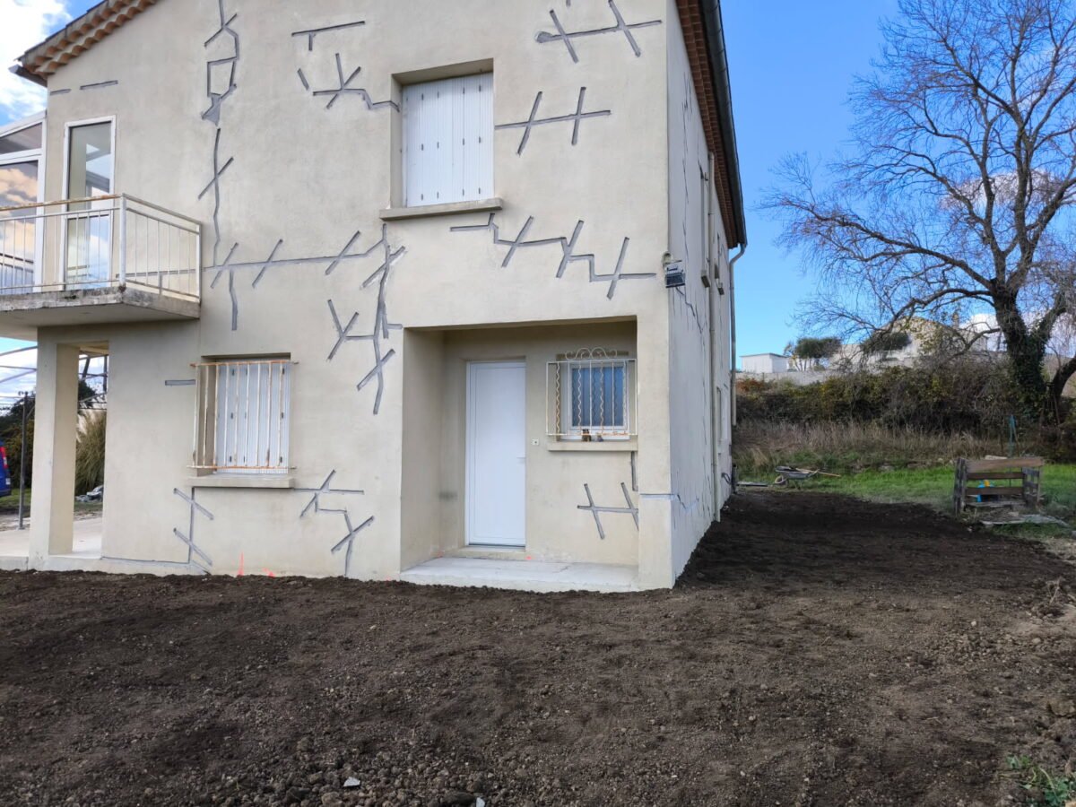 Installation de micropieux pour stabiliser une maison fissurée sur sol argileux après épisodes de sécheresse, intervention REHAB Habitat